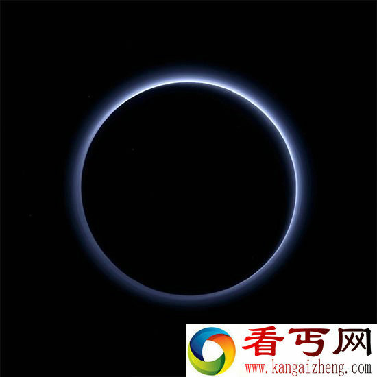 NASA公布冥王星照 现蓝色天空和红色水冰