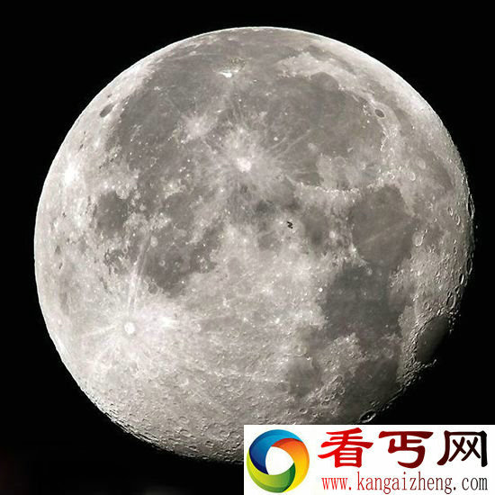 NASA发布国际空间站照片 宇航员飞越月球表面