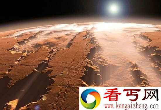 火星奇特陨石坑新发现 巨型水冰层埋藏地下