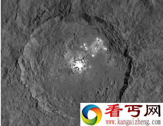 NASA公开谷神星新照 陨石坑现谜之光