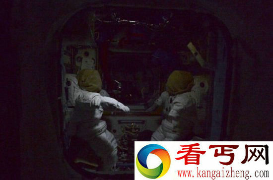 组图国际空间站宇航员失重下原来这么睡觉