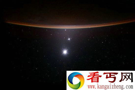 空间站宇航员拍摄宇宙罕见 “四星一线”