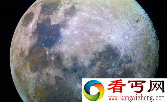 国际空间站飞越月球 天体摄影师捕捉满月瞬间