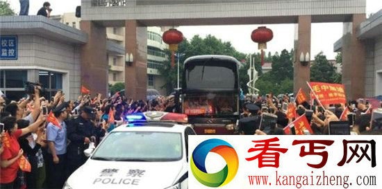 安徽毛坦厂万人送考 全亚洲最大高考工厂迎来送考节!