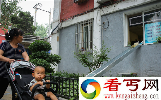 居民楼滑梯卖凉皮扫码取货