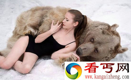 美女与野兽俄罗斯美女模特雪地里拥抱灰熊