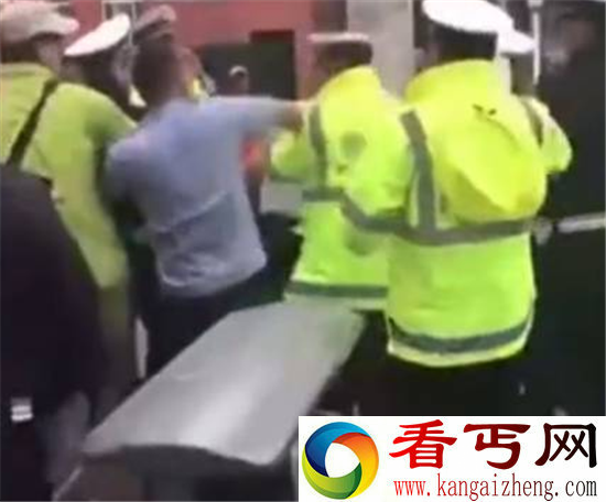 高考便民点城管和交警互殴