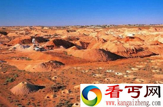 南澳沙漠中突然出现神秘洞穴 里面让人吃惊!