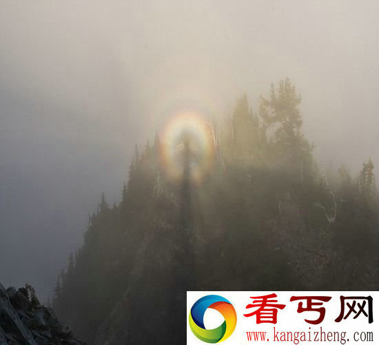 美国游客拍奇特“佛光”现象 实为彩虹光环