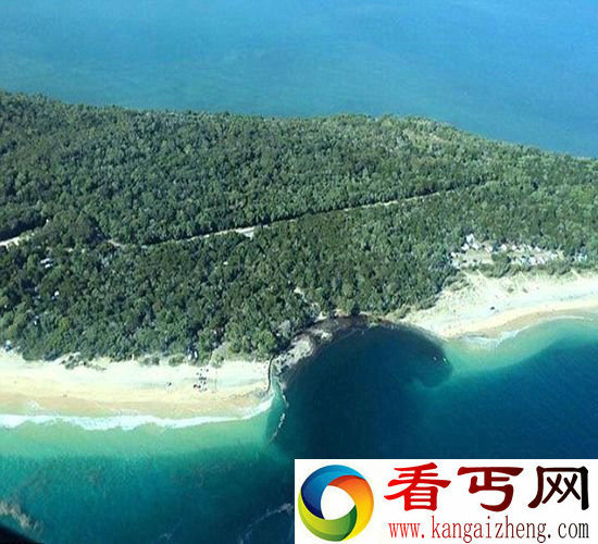 澳海滩突发地面塌陷 现足球场大小水坑