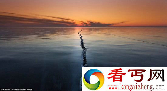 组图实拍夕阳下俄罗斯贝加尔湖百米冰裂美景