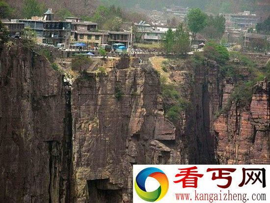 惊叹!世界最危险村庄 坐落1700米悬崖边