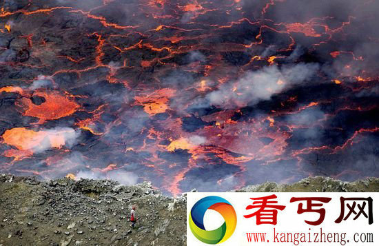 科学家冒死拍摄火山口熔岩湖震撼景象(组图)