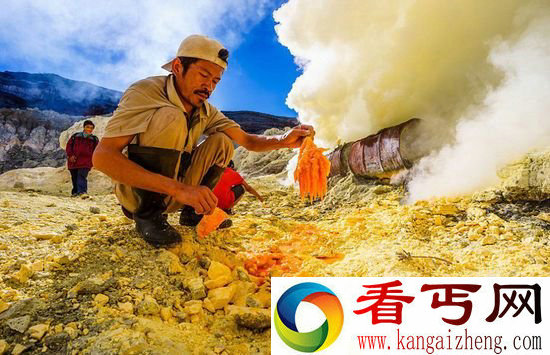 实拍印尼矿工冒死从火山坑中挖硫磺(组图)