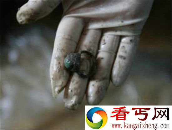 不腐女尸手戴绿宝石 泰州出土