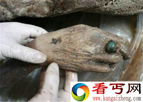 不腐女尸手戴绿宝石 泰州出土