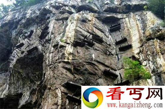 中国古代惊人墓葬方式 悬棺葬!