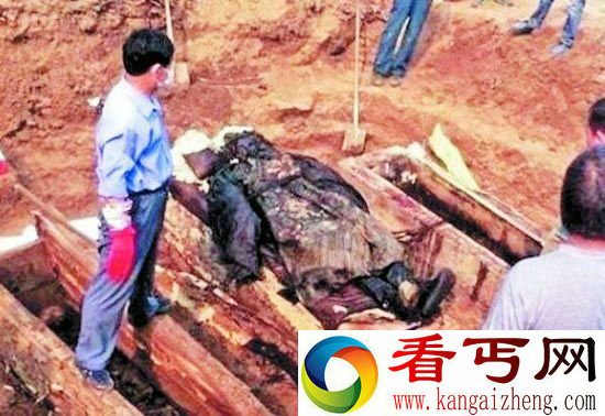 河南惊现清朝干尸 身着官服五官完好
