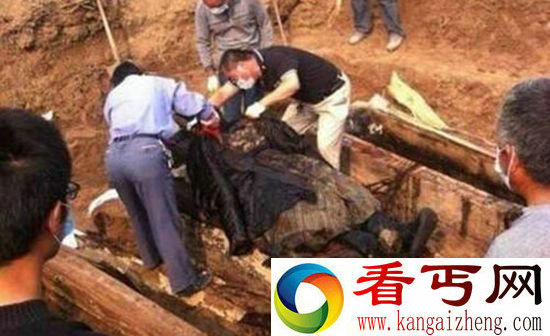 河南惊现清朝干尸 身着官服五官完好