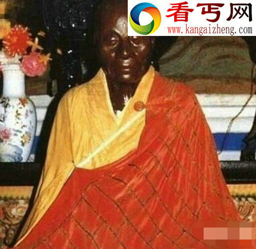 离奇事件竟无解 美女长三个乳房 