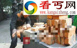 男子练习“铁砂掌”劈砖如泥 手掌厚如熊掌