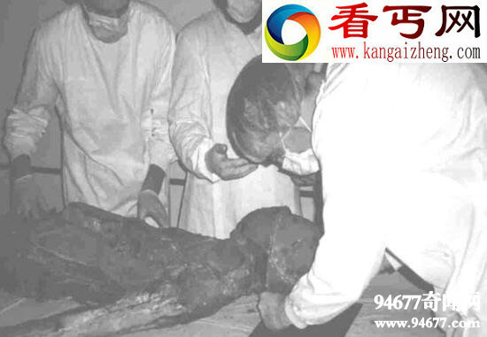 解剖外星人真相,外星人尸体竟是橡胶模型