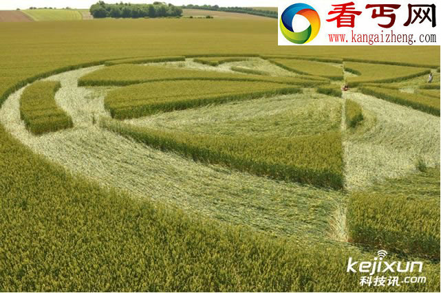 英巨石阵旁惊现奇异麦田怪圈