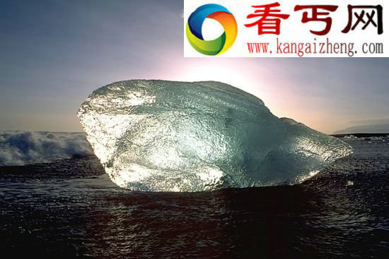 事实上,温度较高的水冻结的速度要快于温度较低的水。这一反常的现象被称作“姆潘巴现象”。对于现代科学界而言,它是1968年由一位坦桑尼亚学生发现的 天下奇闻趣事为何热水结冰比冷水快