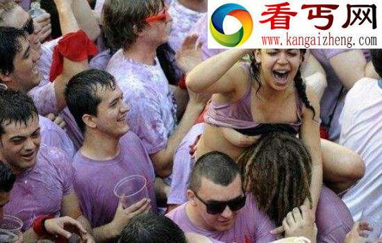 西班牙摸奶节,袒胸露乳随便摸(组图)