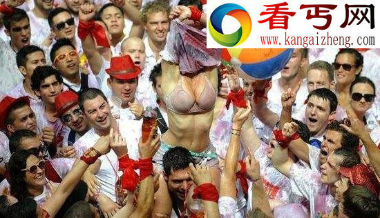 西班牙摸奶节,袒胸露乳随便摸(组图)