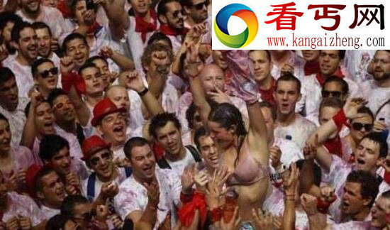 西班牙摸奶节,袒胸露乳随便摸(组图)