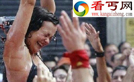 西班牙摸奶节,袒胸露乳随便摸(组图)