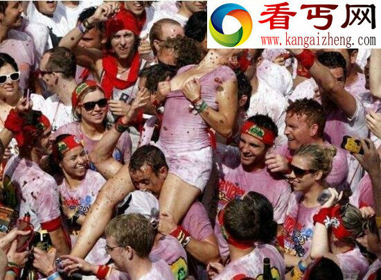 西班牙摸奶节,袒胸露乳随便摸(组图)