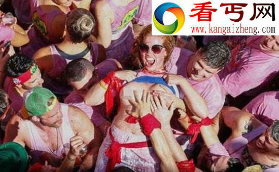 西班牙摸奶节,袒胸露乳随便摸(组图)