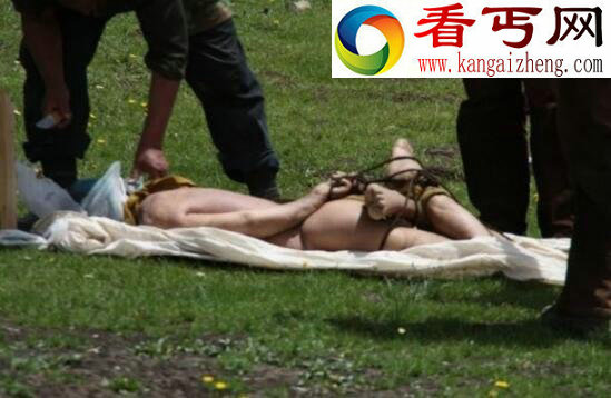 实拍西藏天葬图片,将尸体剁成碎肉喂秃鹫