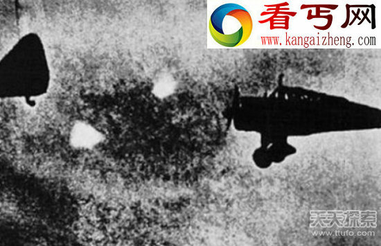 有图有真相！女子飞机自拍照惊现外星人