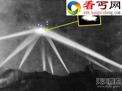 有图有真相！女子飞机自拍照惊现外星人
