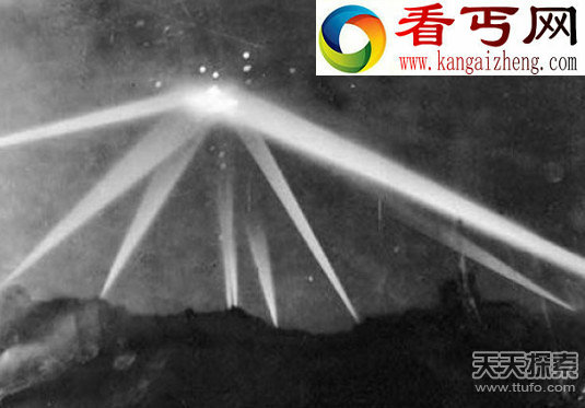 有图有真相！女子飞机自拍照惊现外星人