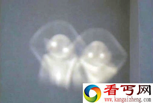 两个映射在墙壁上的神秘外星人