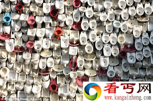 一万个〝二手〞的马桶组成的马桶瀑布