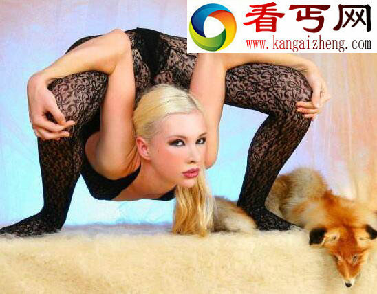 世界上最软的人，身体竟能蜷缩成一团！