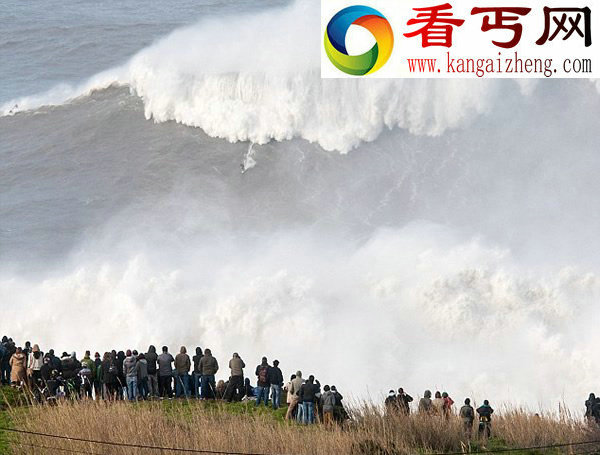 英国男子冲浪破世界纪录