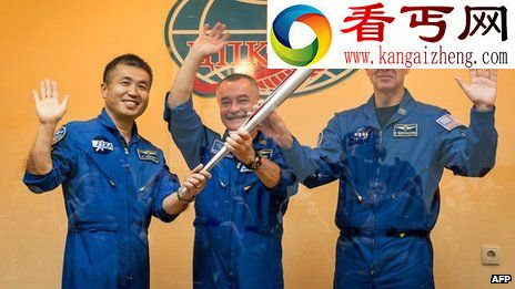 罗斯宇航员携带索契冬奥会火炬开展太空行走