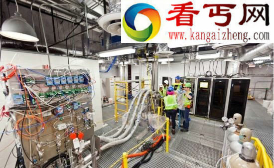 这张照片拍摄于2012年7月31日,由斯坦福实验室提供。展示的是工作人员正在LUX实验设施的顶部开展工作。如果一切顺利的话,该项实验获得的结果或将帮助解答长期以来困扰人们的有关宇宙及其起源的谜团 科学家千米地下寻找暗物质或宇宙起源