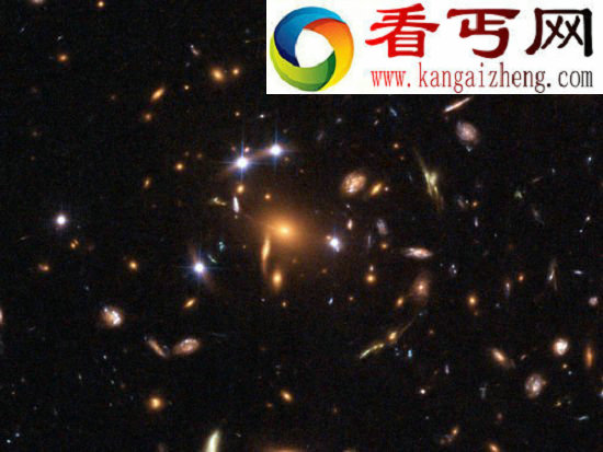 这是一个引力透镜效应的实例位于图像中央位置的一个大质量星系群具有强大引力,导致其后方远处星系传来的光线被完全并呈现多重假象。在这一案例中,充当前景引力透镜体的星系群编号为SDSS J1004+4112,位于小狮座方向,距离地球约70亿光年。图像由哈勃空间望远镜拍摄 德国科学家称虫洞可打开或实现星际旅行(图)