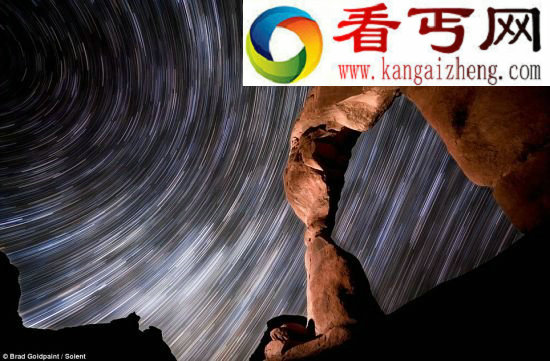 (图)美摄影师荒野拍精美夜空展现恒星运行轨迹