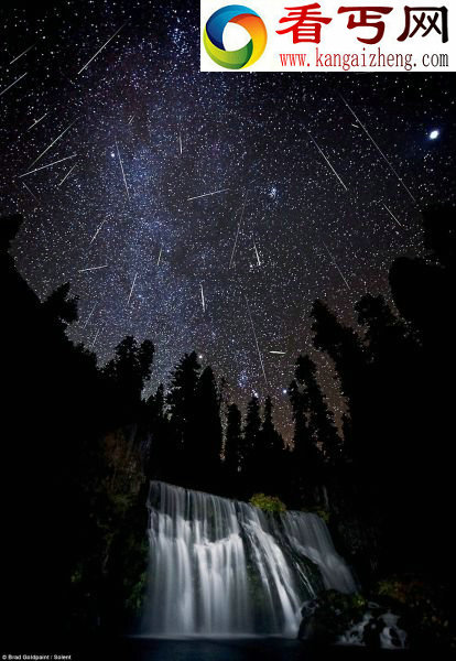(图)美摄影师荒野拍精美夜空展现恒星运行轨迹