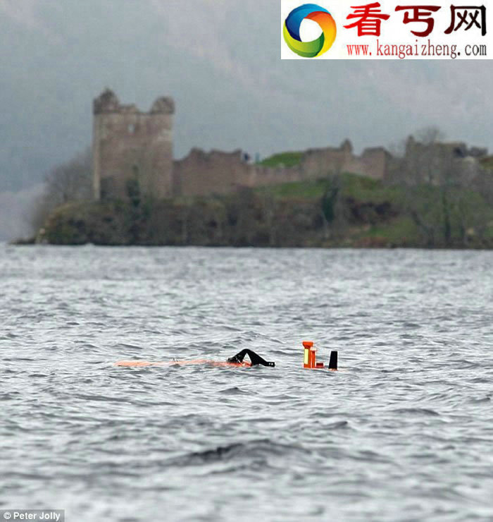 尼斯湖水怪搜寻者在尼斯湖湖底发现水怪模型