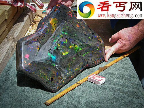  世界上最大最昂贵五彩斑斓蛋白石