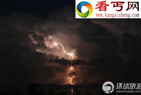 全球奇特自然景观 地平线上闪电日落